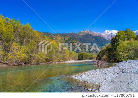 [秋季素材]錦州上高地和梓川的清流[長野縣] 117800791