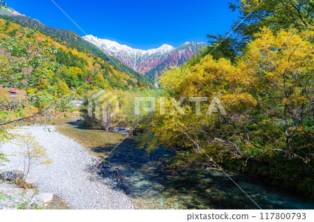 [秋季素材]錦州上高地和梓川的清流[長野縣] 117800793