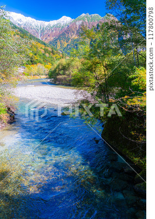 [Autumn material] Kinshu Kamikochi and the clear stream of Azusa River [Nagano Prefecture] 117800798