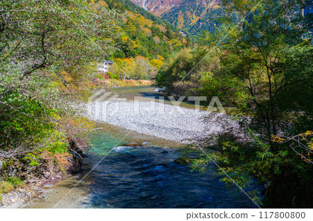 [秋季素材]錦州上高地和梓川的清流[長野縣] 117800800