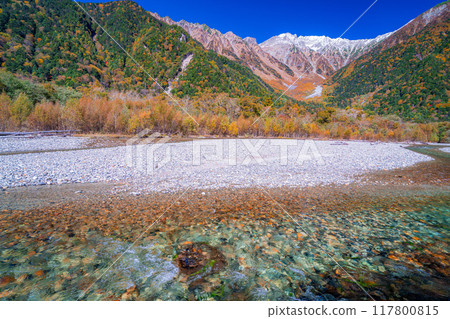 [Autumn material] Kinshu Kamikochi and the clear stream of Azusa River [Nagano Prefecture] 117800815