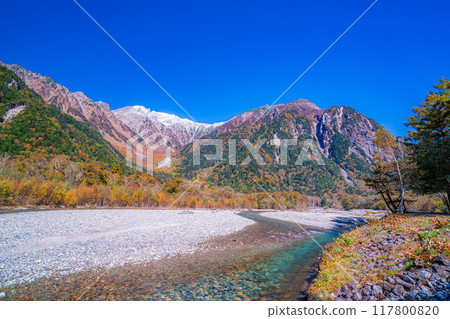 [Autumn material] Kinshu Kamikochi and the clear stream of Azusa River [Nagano Prefecture] 117800820
