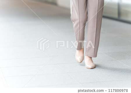 走在城市裡的女商人的腳 117800978