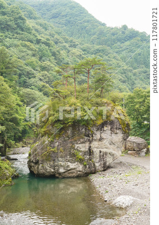 Gunma Prefecture, Kanagawa River, round rock (vertical) Gunma Prefecture, Kanagawa River, round rock (vertical) 117801721