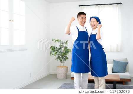 白色馬球衫的高級管家，藍色圍裙（男性和女性，已婚夫婦，獨立，退休） 117802083