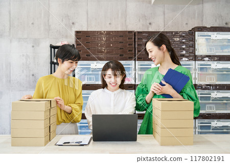 三名女性經營小型企業 三名女性經營小型企業 117802191