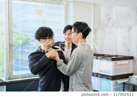 A man mediating a fight 117802611