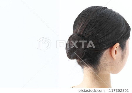 從後面對角線看芭蕾舞女演員的頭部 117802801