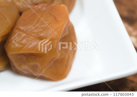 白盤上的醃李子 白盤上的醃李子 117803043