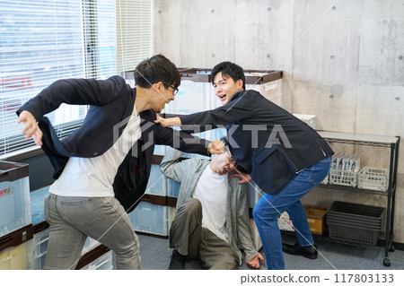 一名男子在調解一場爭吵 117803133
