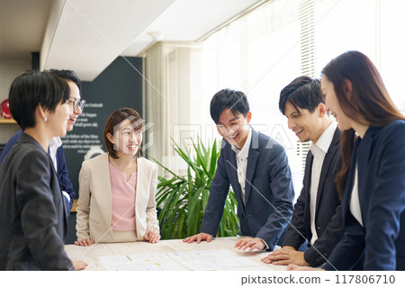 辦公室工作人員在辦公室開會 辦公室工作人員在辦公室開會 117806710