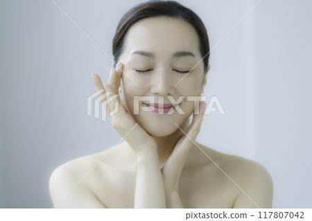 照顧臉部肌膚的年輕女子 117807042
