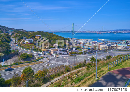 從淡路SA看到的橫跨兵庫縣明石海峽的明石海峽大橋 從淡路SA看到的橫跨兵庫縣明石海峽的明石海峽大橋 117807158