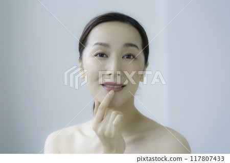 年輕女子撫摸她的嘴唇 117807433