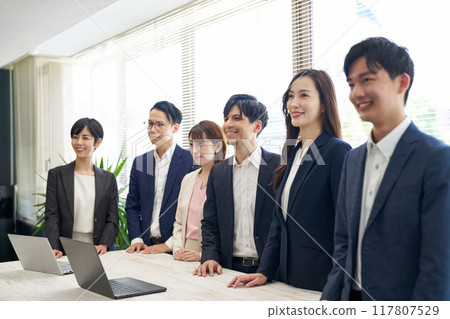Business people listening to a lecture side by side 117807529