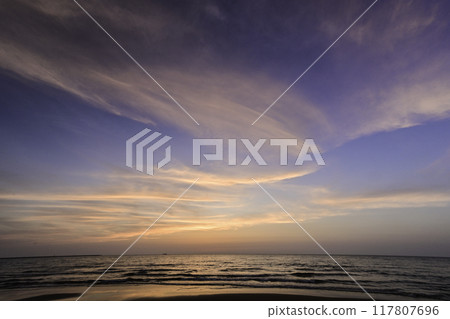 在Uchinada海岸的日落 117807696