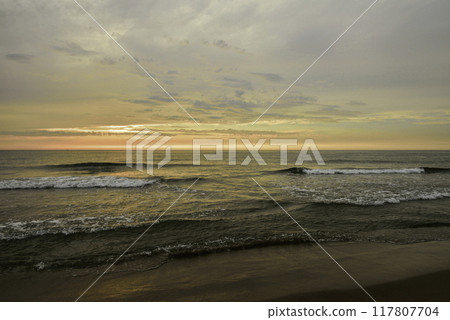 在Uchinada海岸的日落 117807704
