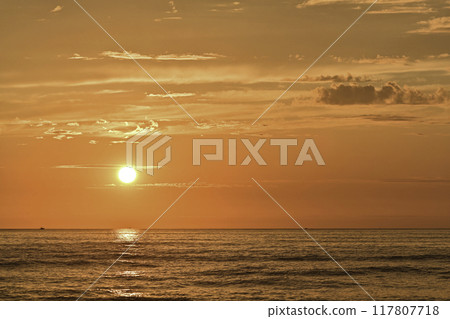 在Uchinada海岸的日落 在Uchinada海岸的日落 117807718