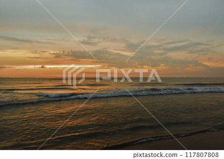 漁火照亮的內灘海岸的日落 漁火照亮的內灘海岸的日落 117807808