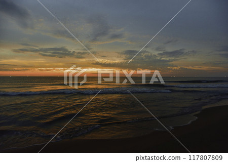 漁火照亮的內灘海岸的日落 漁火照亮的內灘海岸的日落 117807809