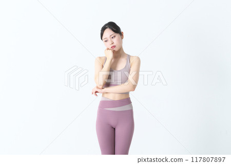 A worried woman in yoga wear 117807897