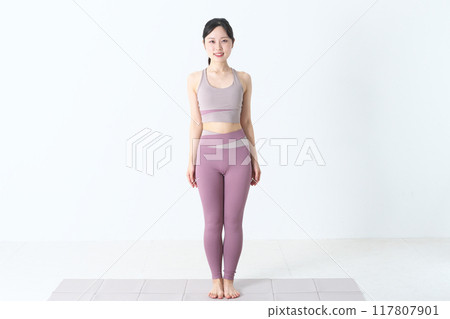 穿著瑜珈服站立的女人 穿著瑜珈服站立的女人 117807901