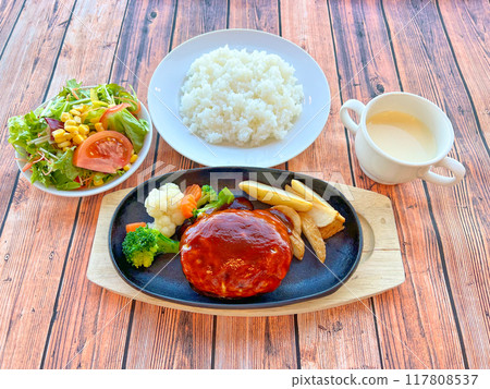 Hamburger lunch 117808537
