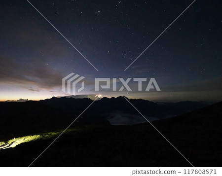 Starry sky seen from Mount Kasagatake in the Northern Alps 117808571