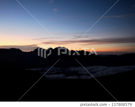 從北阿爾卑斯山笠岳看到的穗高山脈和日出 從北阿爾卑斯山笠岳看到的穗高山脈和日出 117808579