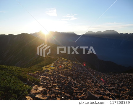 從北阿爾卑斯山笠岳看到的穗高山脈和朝陽 從北阿爾卑斯山笠岳看到的穗高山脈和朝陽 117808589