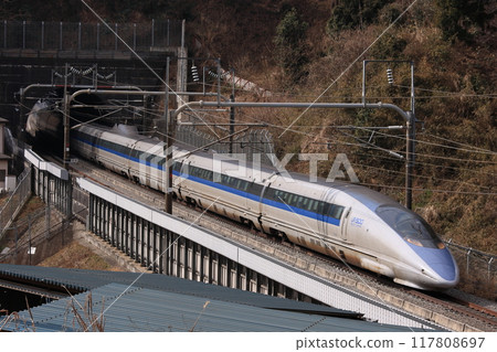 500系列新幹線以其令人印象深刻的16節編組列車穿過東海道新幹線_攝於2010年2月8日 500系列新幹線以其令人印象深刻的16節編組列車穿過東海道新幹線_攝於2010年2月8日 117808697