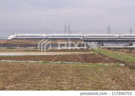 高速飛過東海道新幹線的300列新幹線子彈列車_2010年2月27日拍攝 高速飛過東海道新幹線的300列新幹線子彈列車_2010年2月27日拍攝 117808703