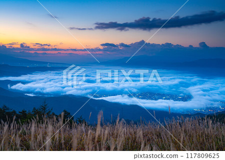 [Sea of clouds] Sea of clouds in the direction of Lake Suwa as seen from Takabocchi Plateau in autumn [Nagano Prefecture] 117809625