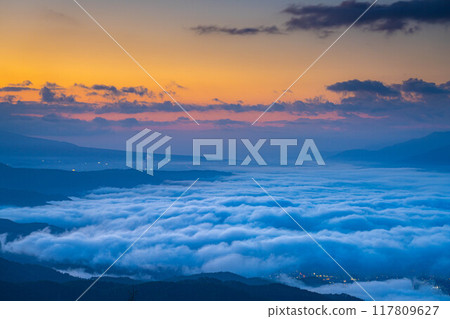 [Sea of clouds] Sea of clouds in the direction of Lake Suwa as seen from Takabocchi Plateau in autumn [Nagano Prefecture] 117809627