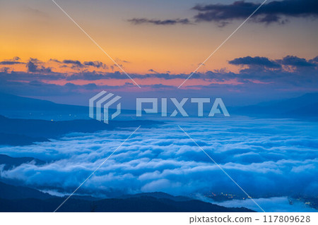 [雲海素材]秋天從高博地高原看到的面向諏訪湖的雲海[長野縣] 117809628