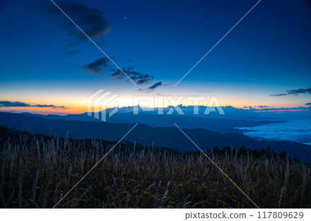 [雲海素材]秋天從高博地高原看到的面向諏訪湖的雲海[長野縣] 117809629