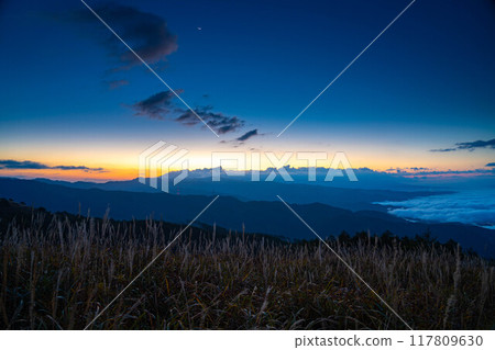 [Sea of clouds] Sea of clouds in the direction of Lake Suwa as seen from Takabocchi Plateau in autumn [Nagano Prefecture] 117809630