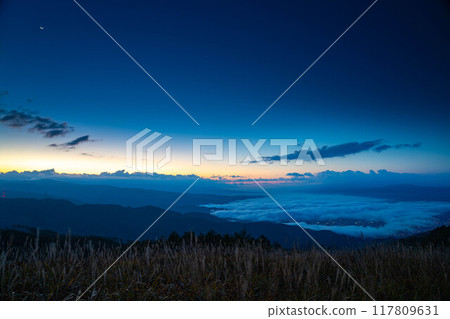 [雲海素材]秋天從高博地高原看到的面向諏訪湖的雲海[長野縣] 117809631