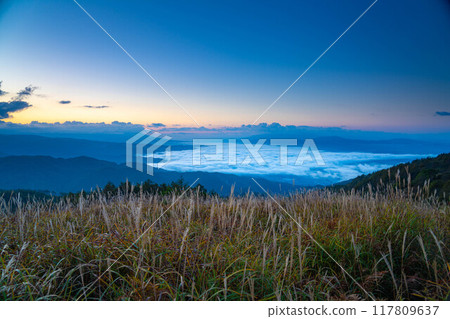 [Sea of clouds] Sea of clouds in the direction of Lake Suwa as seen from Takabocchi Plateau in autumn [Nagano Prefecture] 117809637
