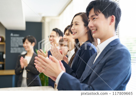 Clapping businessman Clapping businessman 117809665