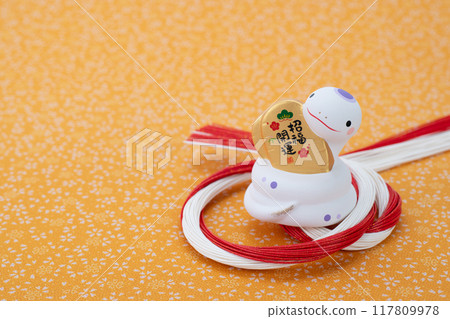 蛇年新年賀卡材質白蛇抱橢圓水引裝飾花卉圖案背面 117809978