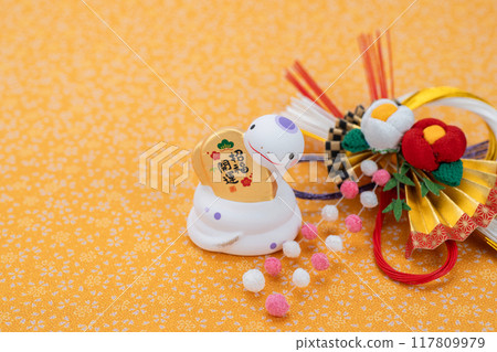 蛇年新年賀卡材料白蛇抱著橢圓形新年裝飾花卉圖案背面 117809979