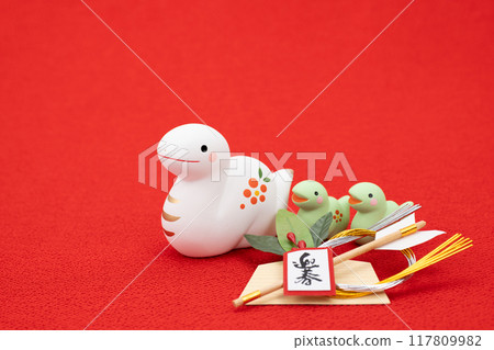 Year of the Snake New Year's material: Snake parent and child and hamaya arrow Year of the Snake New Year's material: Snake parent and child and hamaya arrow 117809982
