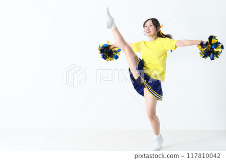 Cheerleader doing a high kick 117810042
