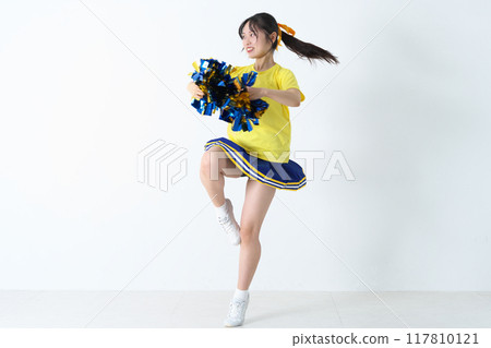 Cheerleaders doing a turn 117810121