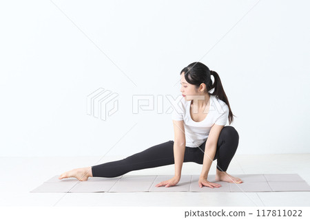 20多歲的女人伸展運動 117811022