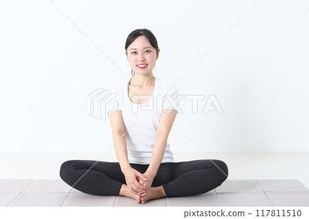 20多歲的女人伸展運動 20多歲的女人伸展運動 117811510