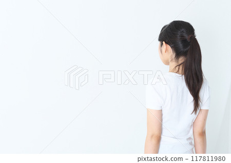 後面是個20多歲的女人 後面是個20多歲的女人 117811980