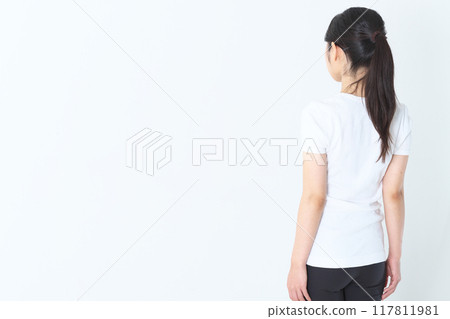 Woman in her 20s from behind 117811981