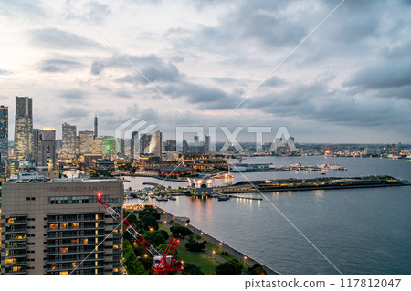 [Kanagawa Prefecture] Yokohama Bay Area at dusk in summer 117812047